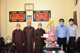 Ông Nguyễn Duy Tân trao quà chúc mừng Ban Trị sự GHPGVN quận Bình Thạnh