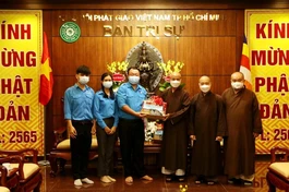 Hội Liên hiệp Thanh niên VN quận 10 thăm, chúc mừng Phật đản đến chư tôn đức Ban Trị sự GHPGVN - Ảnh: Trí Dũng
