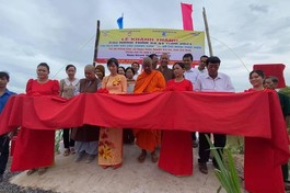 Đại đức Thích Minh Trí tổ chức lễ khánh thành cầu nông thôn số 41 năm 2021 tại ấp Giồng Cao, xã Ngọc Biên - Ảnh: L.B