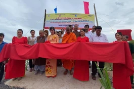 Đại đức Thích Minh Trí tổ chức lễ khánh thành cầu nông thôn số 41 năm 2021 tại ấp Giồng Cao, xã Ngọc Biên - Ảnh: L.B
