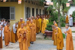 Trường Trung cấp Phật học tỉnh Vĩnh Long cung nghinh chư tôn đức trong ngày họp mặt truyền thống