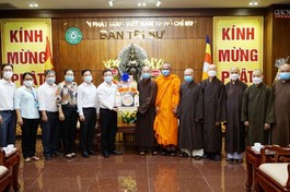 Ông Đặng Quốc Toàn tặng quà chúc mừng Phật đản đến chư tôn đức Ban Trị sự GHPGVN TP.HCM