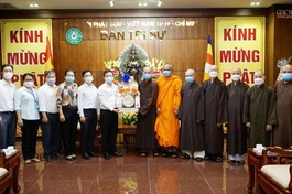 Ông Đặng Quốc Toàn tặng quà chúc mừng Phật đản đến chư tôn đức Ban Trị sự GHPGVN TP.HCM
