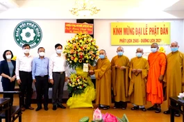 Ông Đỗ Văn Phớn tặng hoa chúc mừng Đại lễ Phật đản đến chư tôn đức Hội đồng Trị sự GHPGVN - Ảnh: Lâm Huy