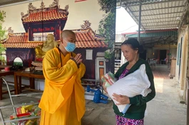 Chùa Đống Cao đã tổ chức trao quà và tặng thiệp chúc mừng Phật đản đến bà con khó khăn