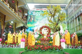 Chư tôn đức cử hành nghi thức tụng sám Khánh đản tại lễ đài chính của Phật giáo quận Thủ Đức