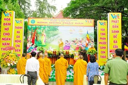 Chư tôn đức, các khách quý thực hiện nghi thức niệm hương cúng dường Phật đản