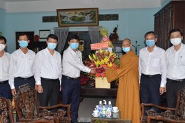 Ông Lương Nguyễn Minh Triết tặng hoa chúc mừng Đại lễ Phật đản đến Hòa thượng Thích Từ Tánh