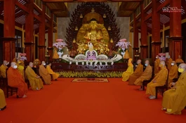 Lễ đài trong lễ Tắm Phật tại chánh điện Việt Nam Quốc Tự