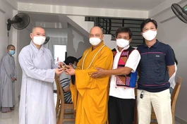 Thượng tọa Thích Thanh Phong, ông Hải trao chìa khóa căn nhà đến Ni sư Thích nữ Huệ Tuyến - Ảnh: Fb Đoàn Ngọc Hải