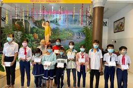 Ni trưởng Thích nữ Tịnh Nghiêm đã hỗ trợ 13 suất học bổng cho học sinh khó khăn