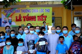 Nhóm thiện nguyện Tâm Đức tổ chức trao quà, phần thưởng đến học sinh tại chùa Lộc Thọ, TP.Nha Trang