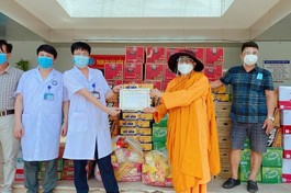 Sư cô Thích nữ Vũ Liên chia sẻ những phần quà các bệnh viện dã chiến để hỗ trợ cho bệnh nhân Covid-19 