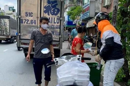 Suất cơm chay được trao đến những người nghèo, cơ nhỡ, bán vé số trên đường phố - Ảnh: T.N