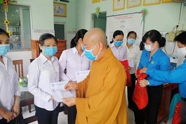Hòa thượng Thích Trí Minh trao quà đến đoàn viên và người lao động khó khăn chịu ảnh hưởng dịch bệnh Covid -19 
