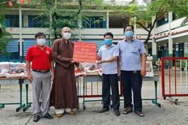 Thượng tọa Thích Lệ Quang cùng Hội Chữ thập đỏ, Ủy ban MTTQVN quận 8 tặng quà tại khu cách ly 