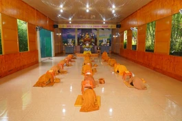 Chư Tăng tịnh xá Ngọc Đạt đảnh lễ Giác linh Hòa thượng Thích Giác Phải