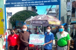 Thượng tọa Thích Huệ Công trao biển quà tặng đến cư dân trong hiểm phong tỏa thuộc khu phố 4, phường 14