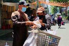 Phật tử Pháp Đức, Trưởng nhóm Pháp Hoa Ấn Quang trao cơm chay đến người nghèo