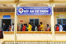 Bếp cơm từ thiện của chùa Long Phước tại BV.Đa khoa tỉnh Gia Lai - Ảnh: Lê Nam