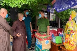 Thượng tọa Thích Từ Minh, tổ đình Cổ Trạch cùng chư Tăng chung tay phòng chống dịch Covid-19