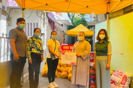 Sư cô Thích nữ Thánh Tâm trao quà đến những hộ khó khăn đang cách ly phòng Covid-19 thuộc phường 4, quận 10