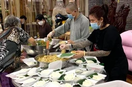 Đại đức Thích Minh Phú cùng Phật tử tại chùa chuẩn bị suất cơm tặng đến người nghèo - Ảnh: T.N