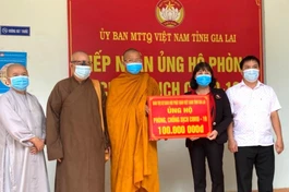 Thượng tọa Thích Giác Hiền trao bảng ủng hộ phòng chống Covid-19