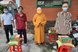 Thượng tọa Thích Duy Trấn trao những phần tiếp sức, ấm lòng trong lúc dịch diễn biến phức tạp và căng thẳng 