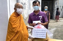 Thượng tọa Thích Minh Lộc tặng quà đến bà con tại khu vực cách ly
