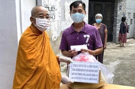 Thượng tọa Thích Minh Lộc tặng quà đến bà con tại khu vực cách ly