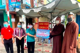 Chư tôn đức Ban Trị sự quận 8, chùa Vạn Liên trao quà tại khu cách ly phòng Covid-19