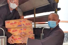 Thượng tọa Thích An Thường, Trưởng Ban Trị sự GHPGVN huyện Củ Chi (TP.HCM) vận chuyển nhu yếu phẩm gửi tặng đến bà con xã Tân Thạnh Đông - Ảnh: TT