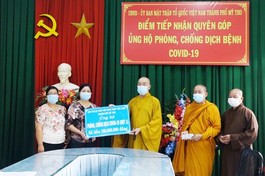 Thượng tọa Thích Quảng Lộc trao tiền ủng hộ đến bà Lê Thị Hồng Trang, Phó Chủ tịch UB MTTQVN TP.Mỹ Tho 