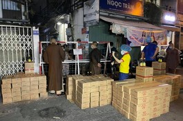 Hội Từ thiện chùa Tường Nguyên trao quà đến những gia đình khu Mã Lạng, quận 1 đang cách ly