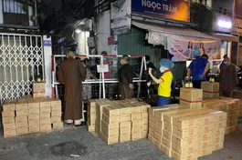 Hội Từ thiện chùa Tường Nguyên trao quà đến những gia đình khu Mã Lạng, quận 1 đang cách ly