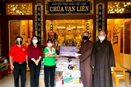 Thượng tọa Thích Lệ Quang trao quà đến những gia đình trong khu phong tỏa, cách ly phòng Covid-19