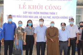  Đại diện các đơn vị tại lễ khởi công lớp học tình thương thôn 7, xã Ea Phê, huyện Krông Pắk