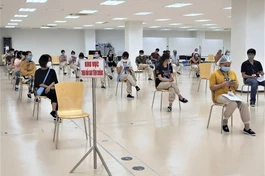 Người dân chờ theo dõi sau khi tiêm vắc-xin - Ảnh: HCDC