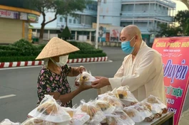  Đại đức Thích Chơn Trí tặng suất cơm chay đến bà con khó khăn tại TP.Sa Đéc
