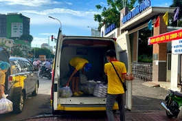 Vận chuyển hơn 300 suất cơm đến Bệnh viện Trưng Vương phục vụ y bác sĩ - Ảnh: T.N