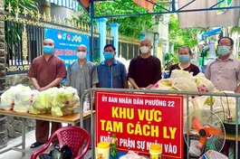  Chư tăng chùa Văn Thánh chia sẻ những suất cơm yêu thương đến người dân khu phong toả