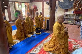 Chư tôn đức niêm hương, bạch Phật trong mùa an cư đặc biệt