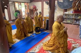 Chư tôn đức niêm hương, bạch Phật trong mùa an cư đặc biệt