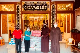 Những ngày qua, Ban Trị sự GHPGVN quận 8 và các tự viện chung tay chia sẻ với những gia đình khó khăn