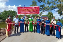 Ban Từ thiện xã hội Phật giáo tỉnh Cà Mau cắt băng khánh thành cầu Từ Tâm