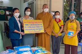 Hội Từ thiện Tường Nguyên đồ bảo hộ, khẩu trang đến Bệnh viện Nhi Đồng II - Ảnh: T.N