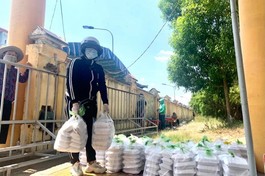  Chị Linh cùng mọi người đặt cơm trước cổng rồi bệnh viện sẽ cử lực lượng ra tiếp nhận