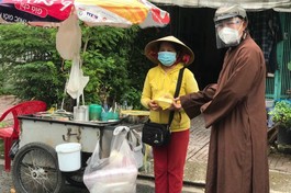 Thượng tọa Thích Lệ Quang tặng suất cơm đến người lao động khó khăn trên địa bàn quận 8