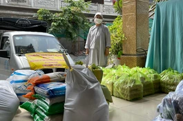 Chùa Pháp Võ trao tặng 700 phần quà tại khu cách ly, phong tỏa TP.HCM - Ảnh: CTV